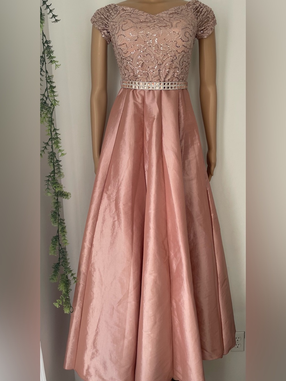 Elegant Rose Pink Lace A-Line Evening Dress